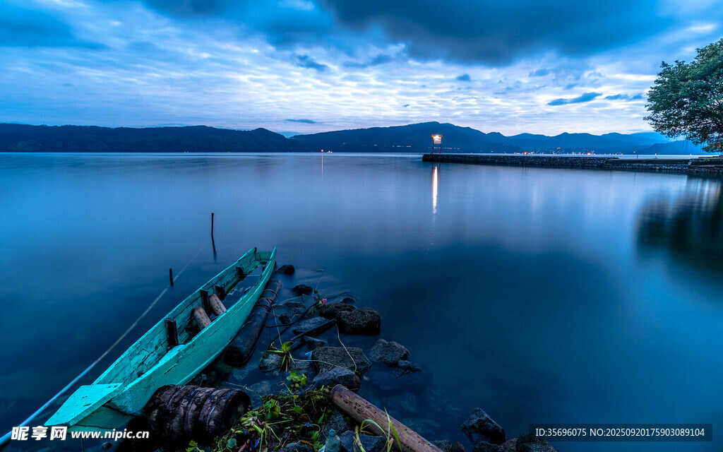 寧靜湖畔的孤舟美景