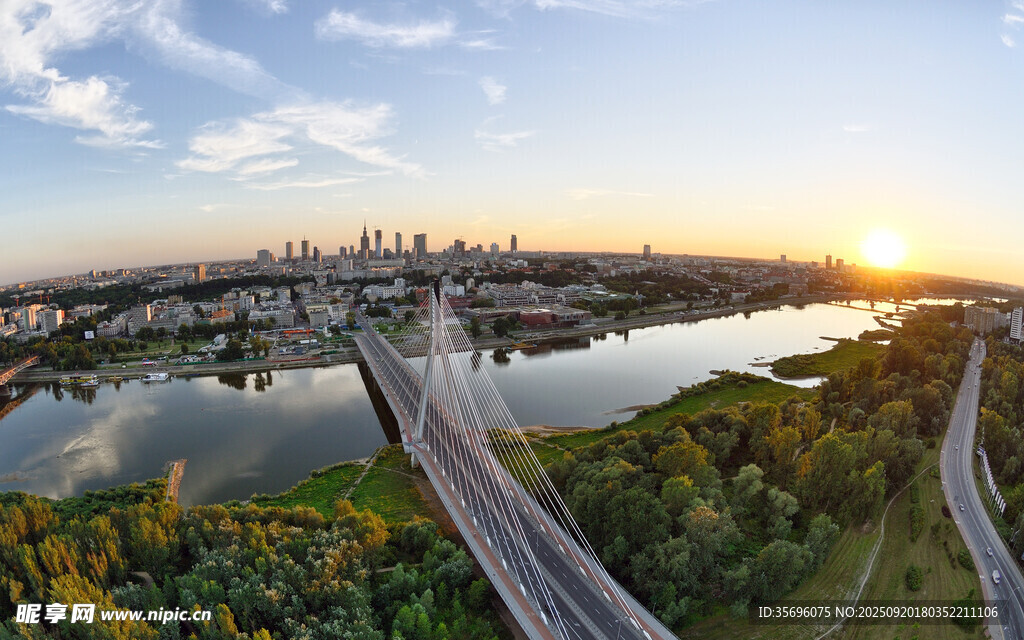 城市河畔日落美景