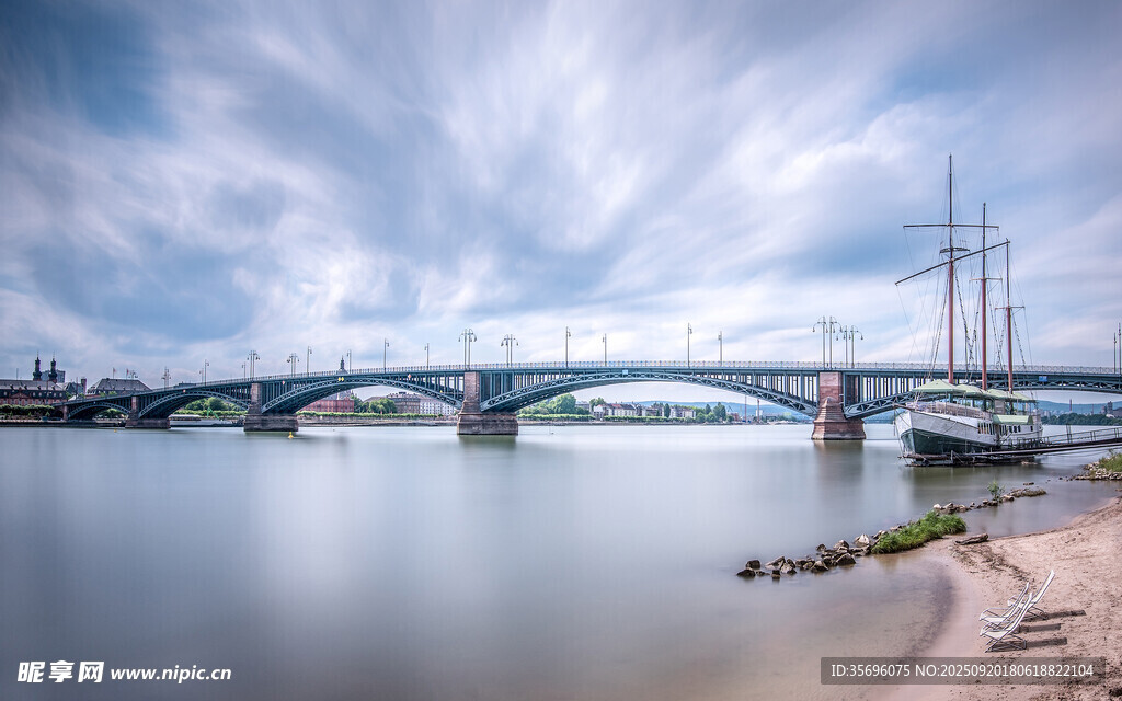 河畔橋梁風景