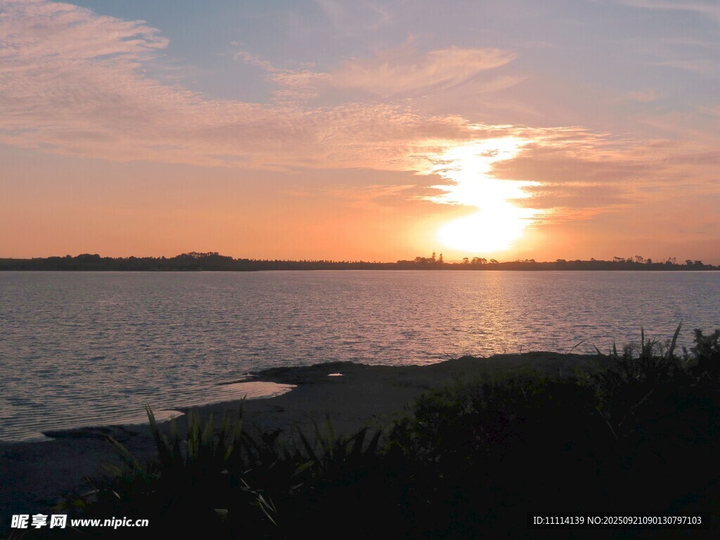夕陽下的海濱美景