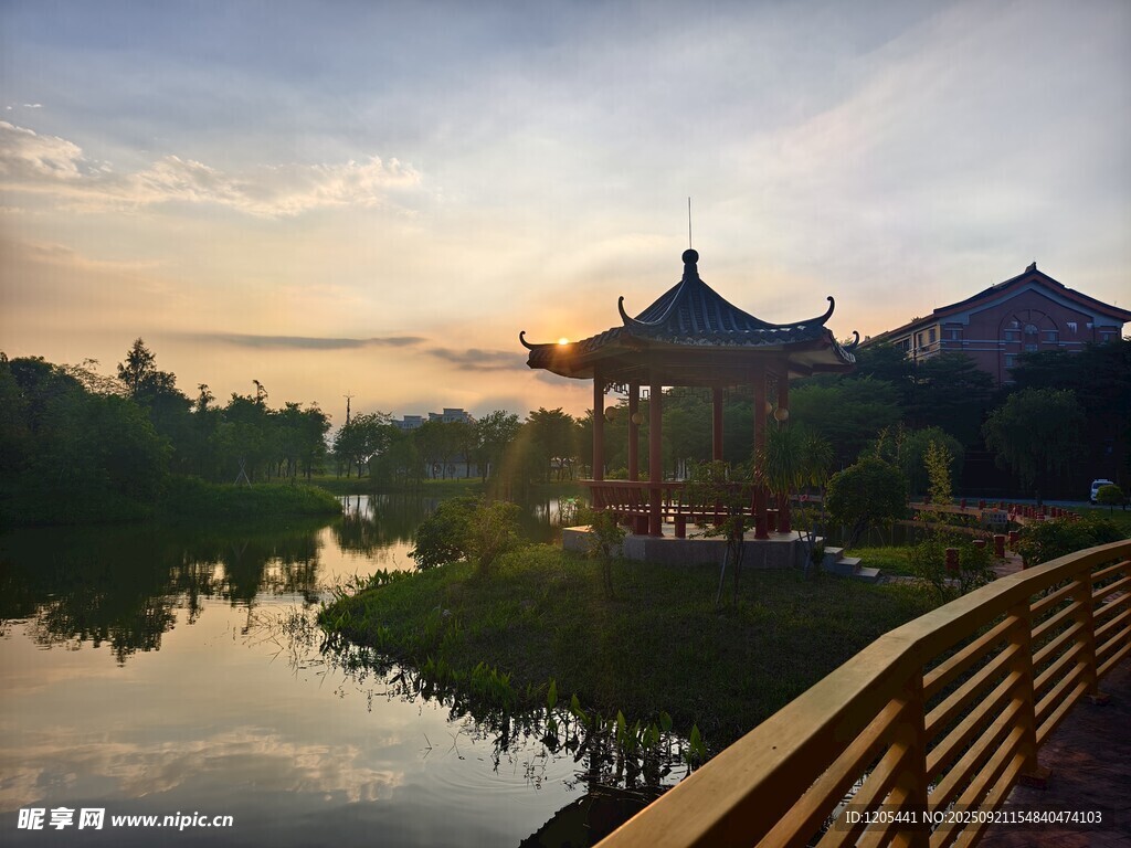 大學(xué)校園湖畔古建園林美景