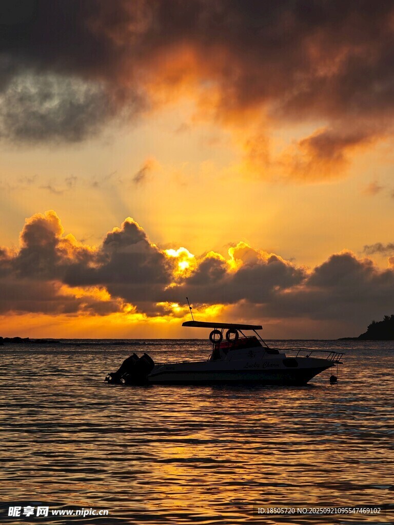 海上日落時(shí)的船只美景