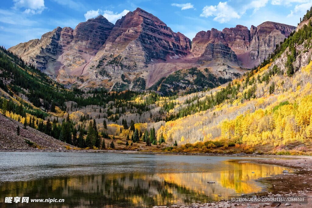 秋日山間湖泊美景