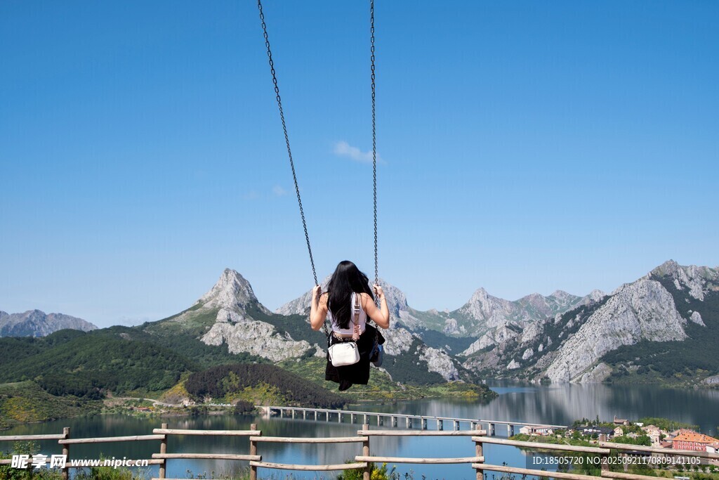 游客體驗(yàn)高空滑索賞美景