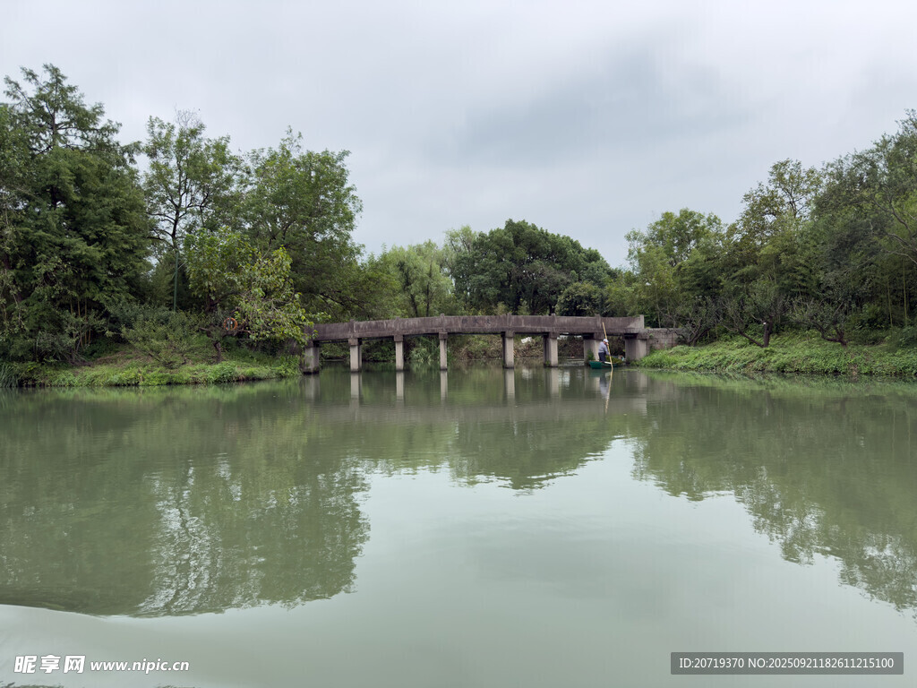 湖畔石橋