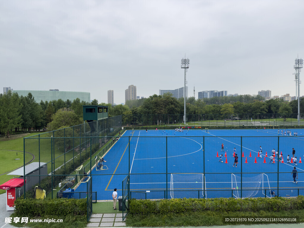 戶外藍色網球場運動場景