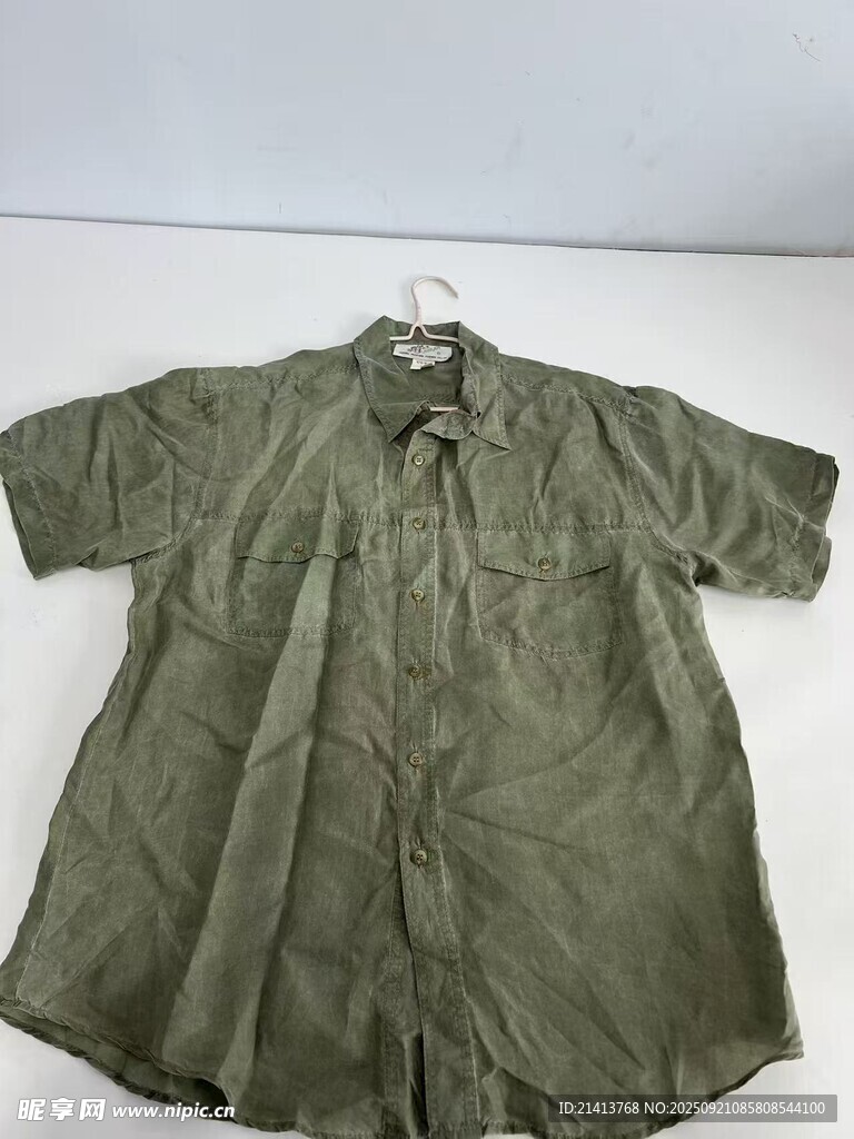 軍綠色短袖