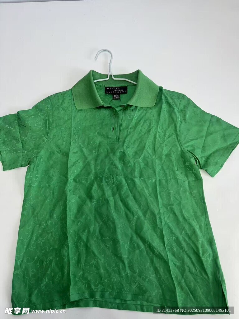 綠色polo衫