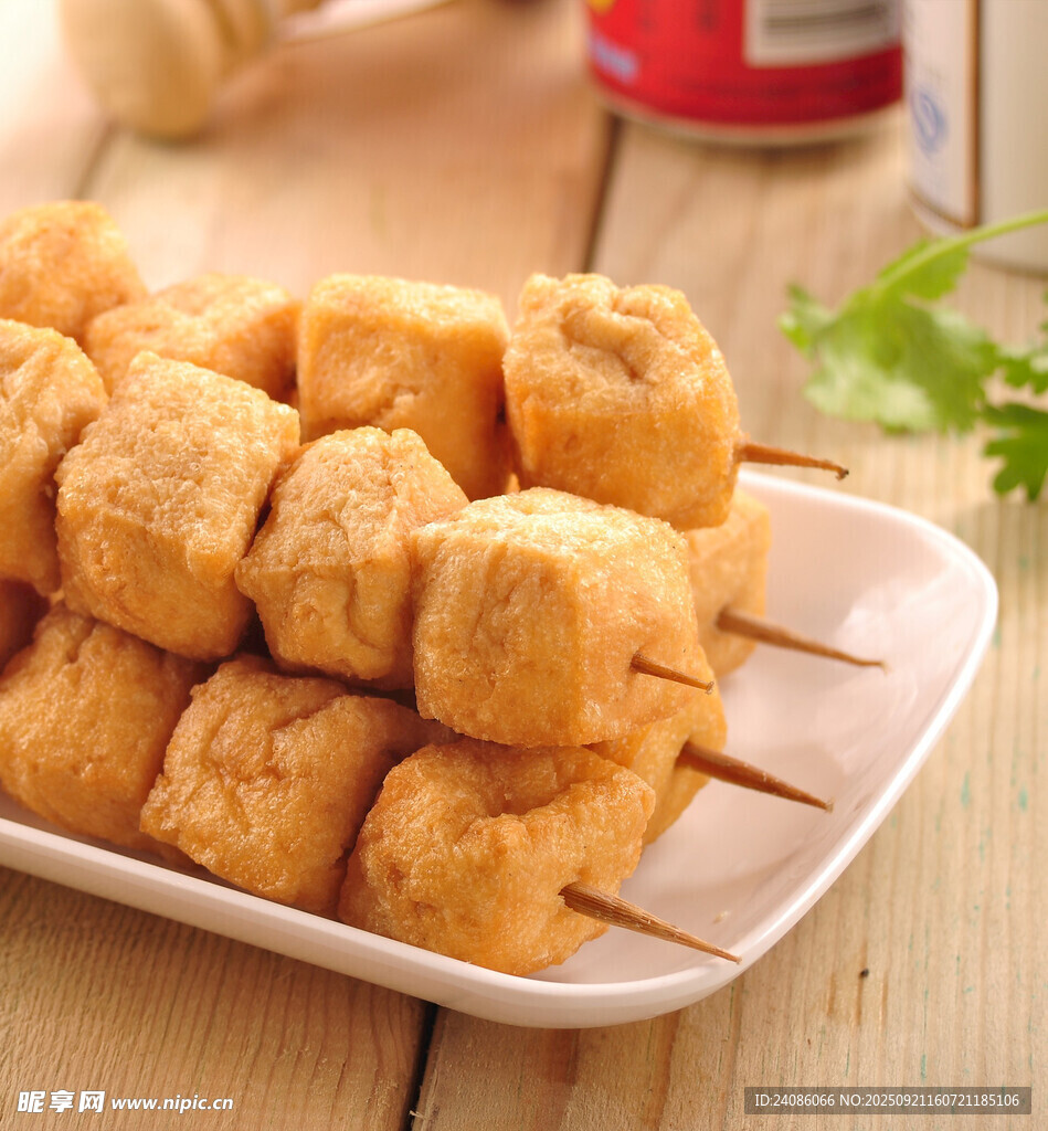 美味魚豆腐擺放在盤中