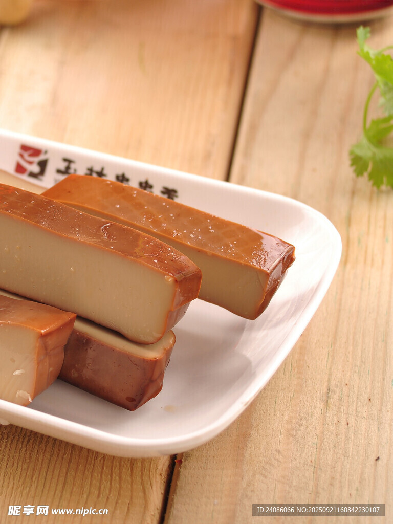 美味豆干擺放在白色盤中