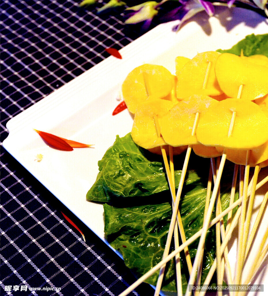 美味玉米串配新鮮蔬菜