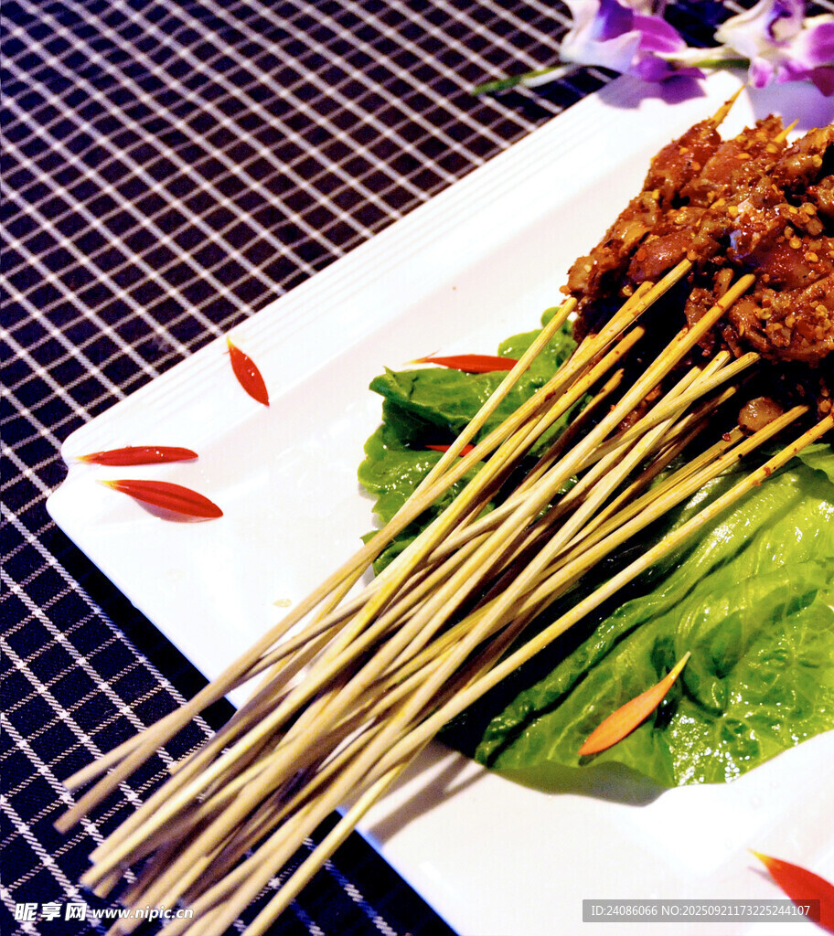 美味烤肉串?dāng)[于盤中