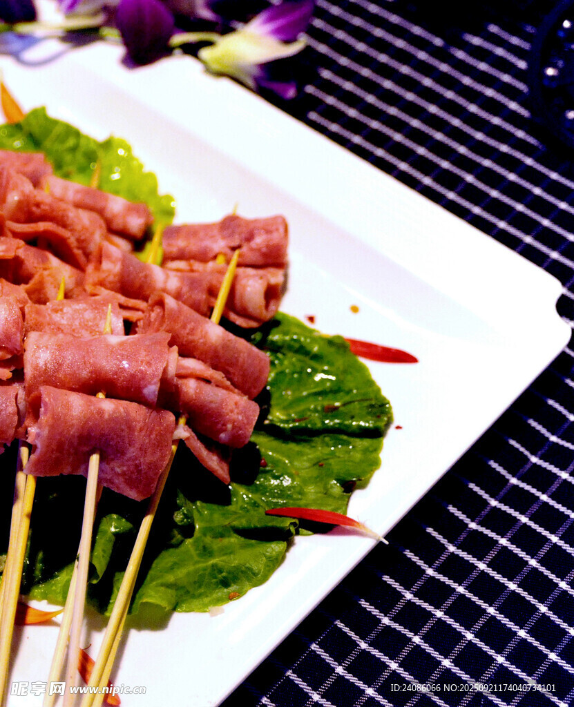 美味烤肉串?dāng)[于翠綠生菜上