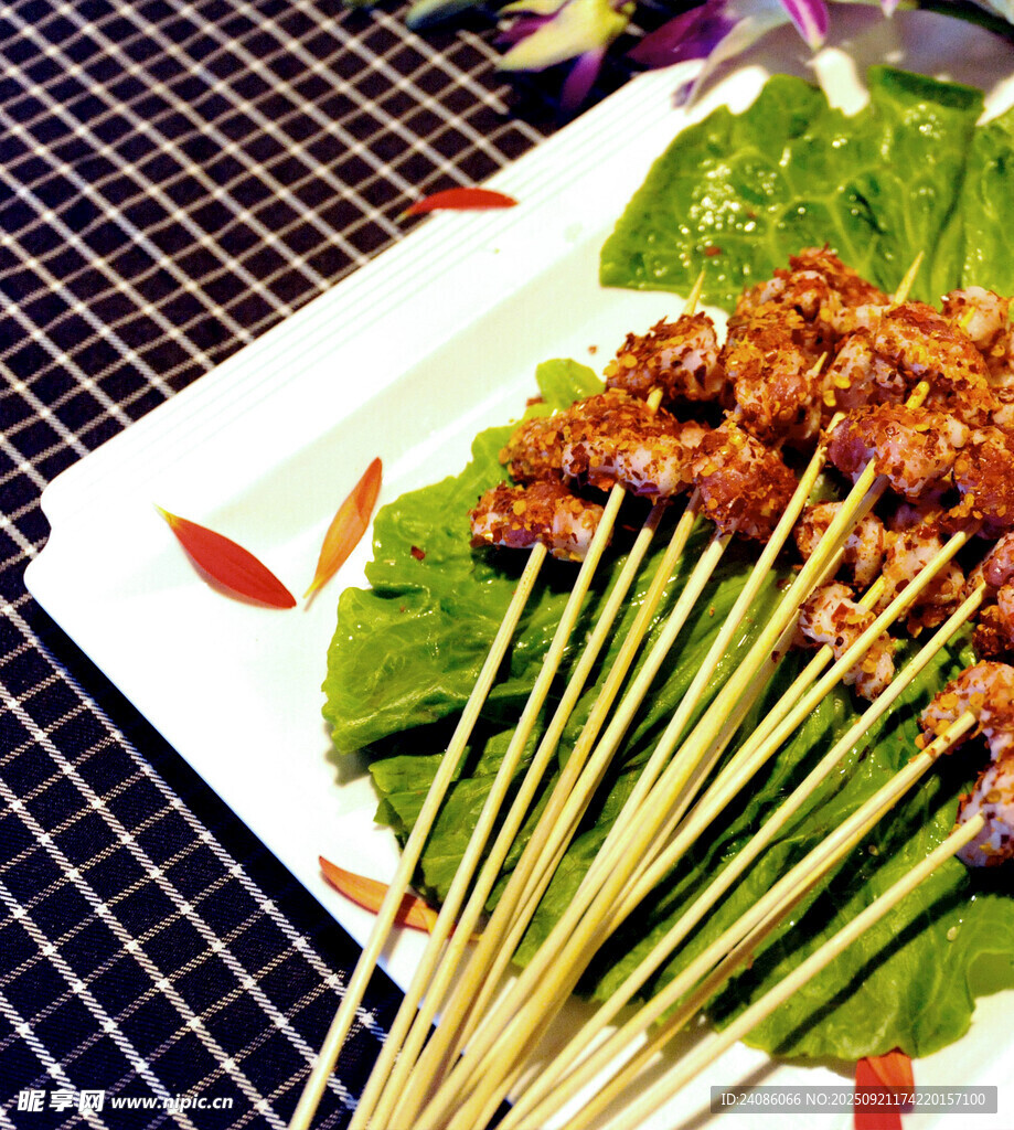 美味烤肉串擺于綠葉上
