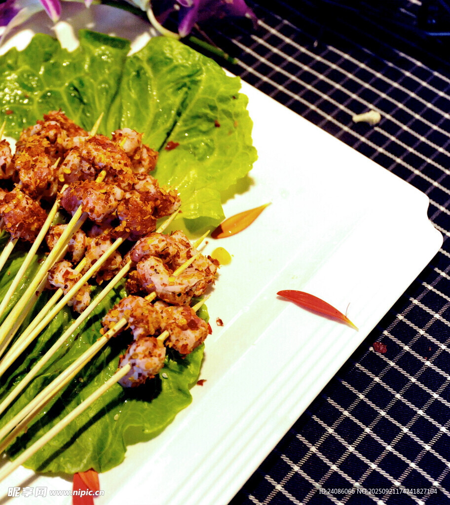 美味烤肉串?dāng)[于綠葉盤上