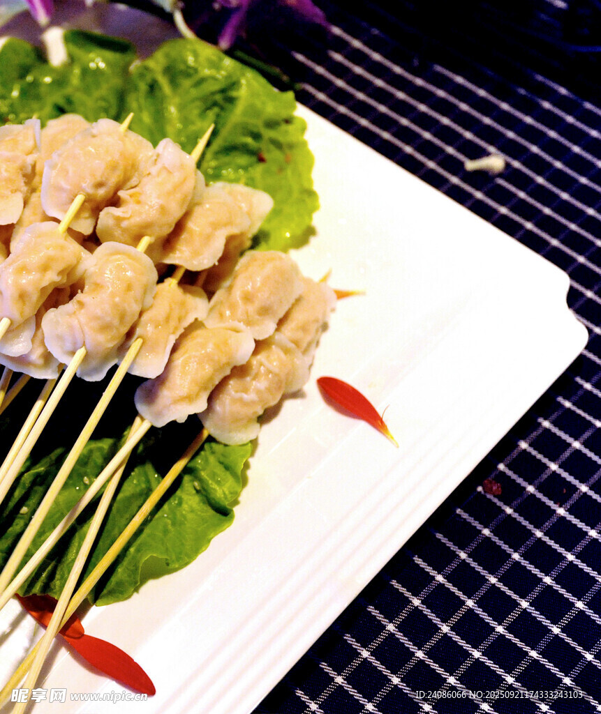 美味雞肉串?dāng)[于盤中