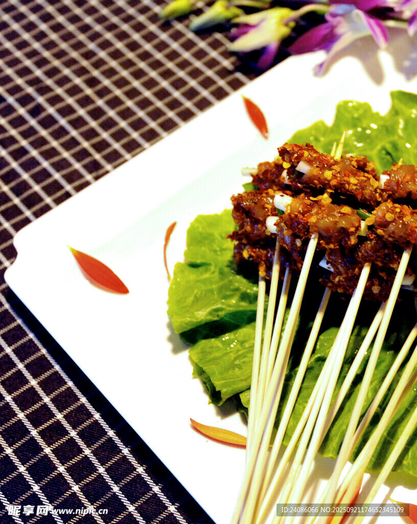 美味烤肉串?dāng)[于生菜上