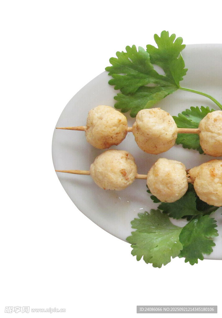 香菜點(diǎn)綴的美味魚丸串