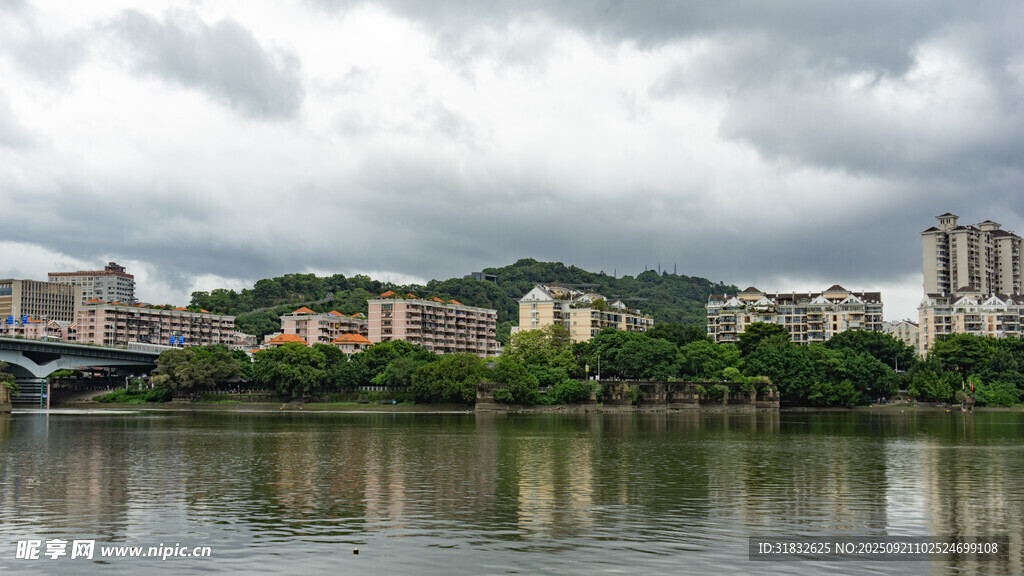 河畔城市風(fēng)光美景