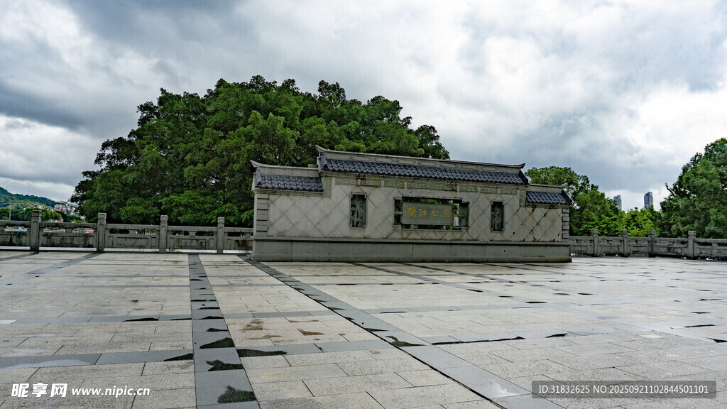 古樸建筑立于開(kāi)闊場(chǎng)地