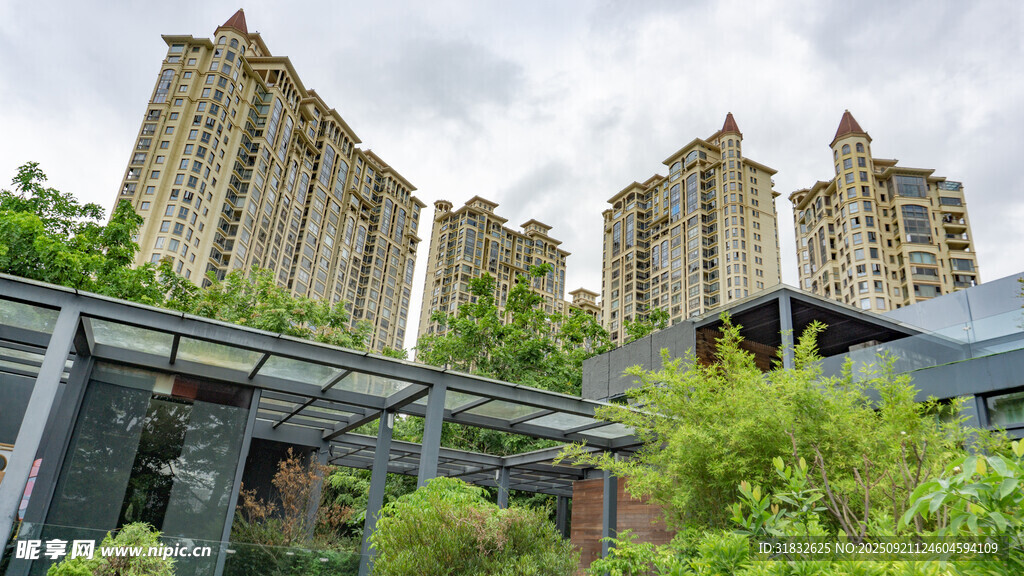 現(xiàn)代高層住宅與綠植景觀