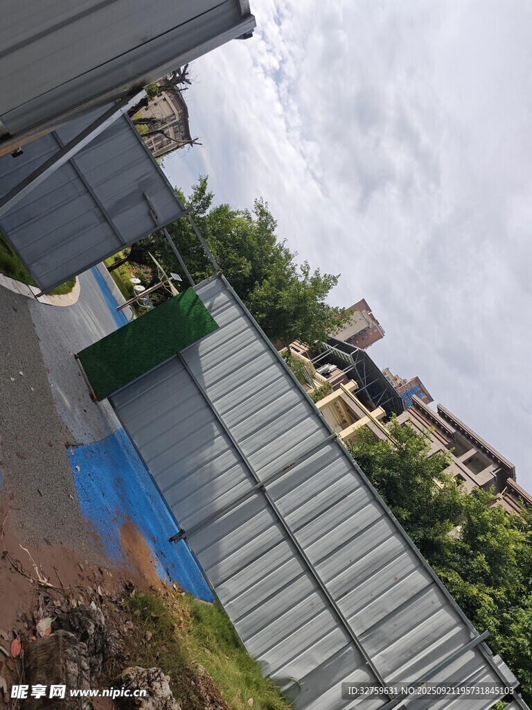 戶外圍欄旁的綠植景觀