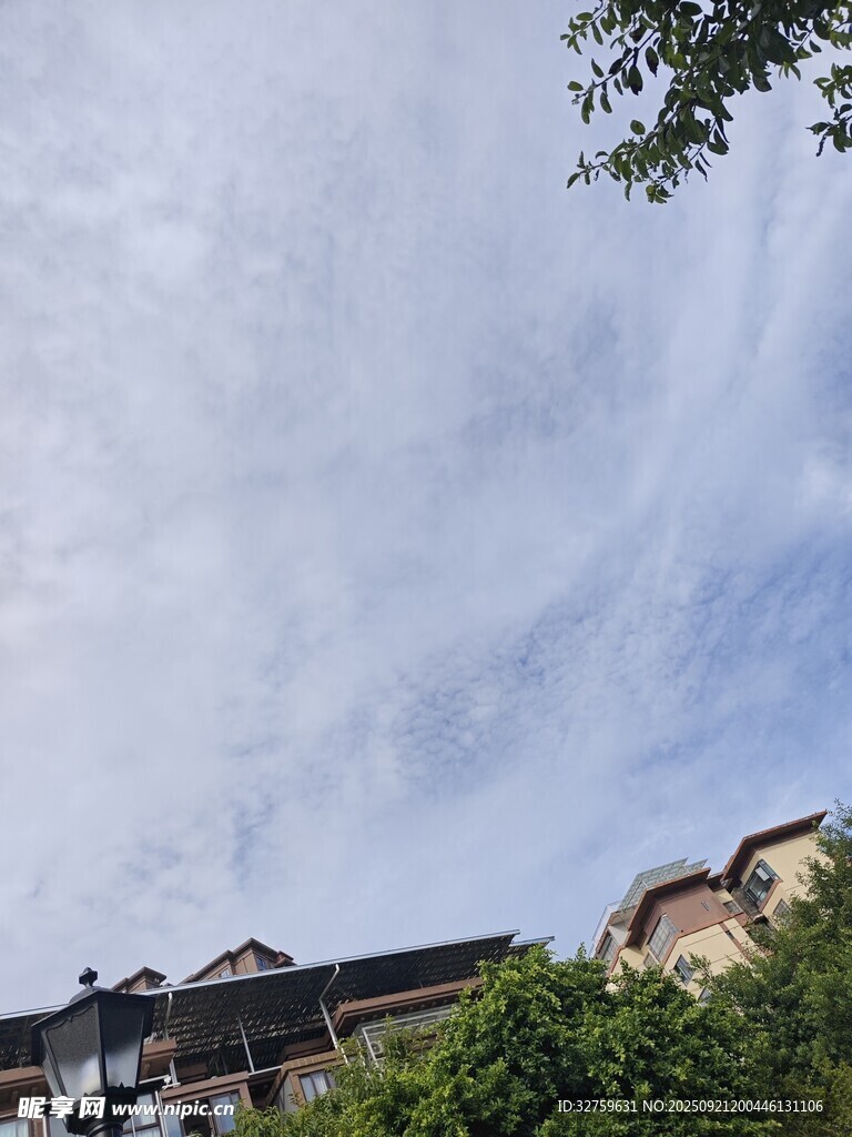 古宅上空的夢幻云彩
