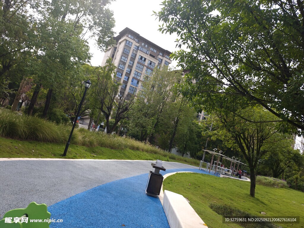 城市公園中的多彩步道