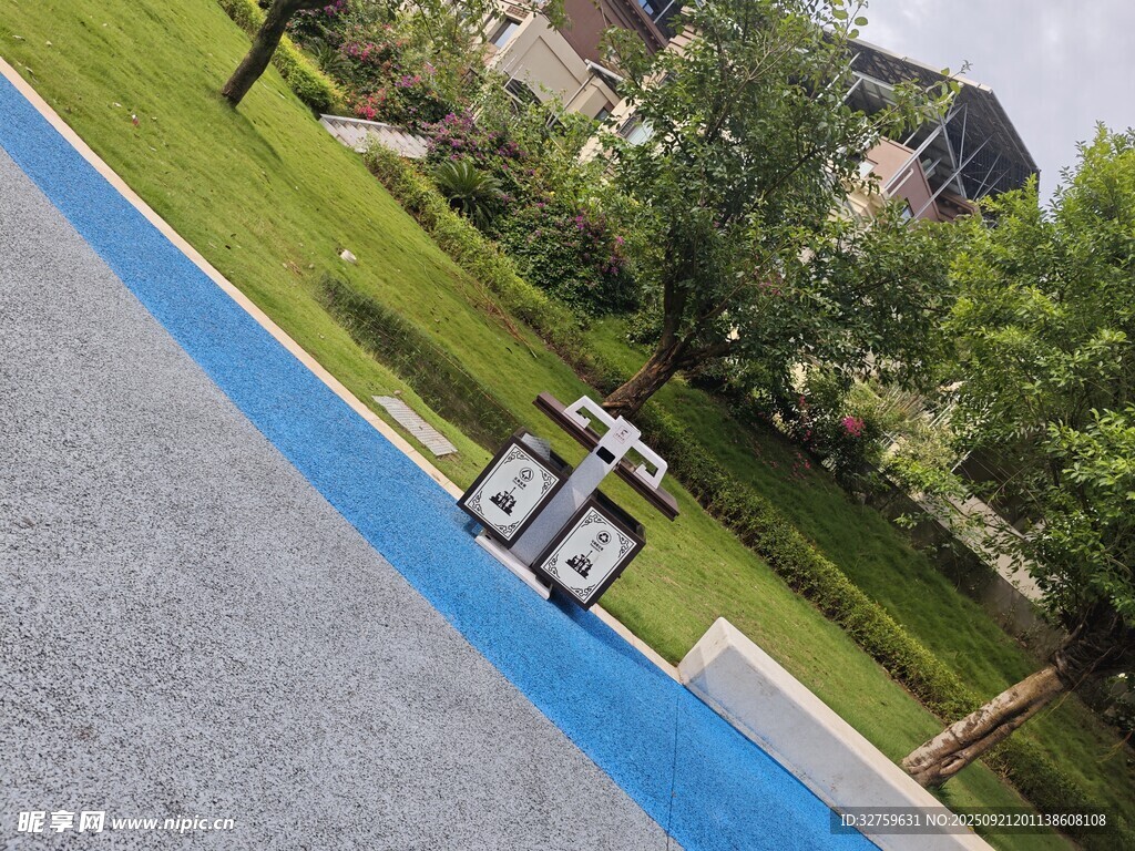 戶外藍(lán)邊道路旁的健身器材