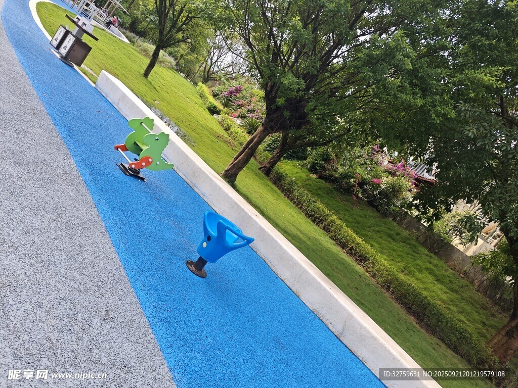 兒童在彩色步道上玩耍