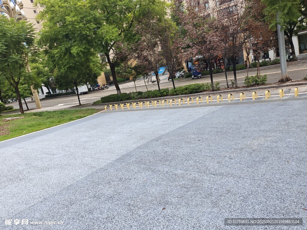 城市中的平坦瀝青道路