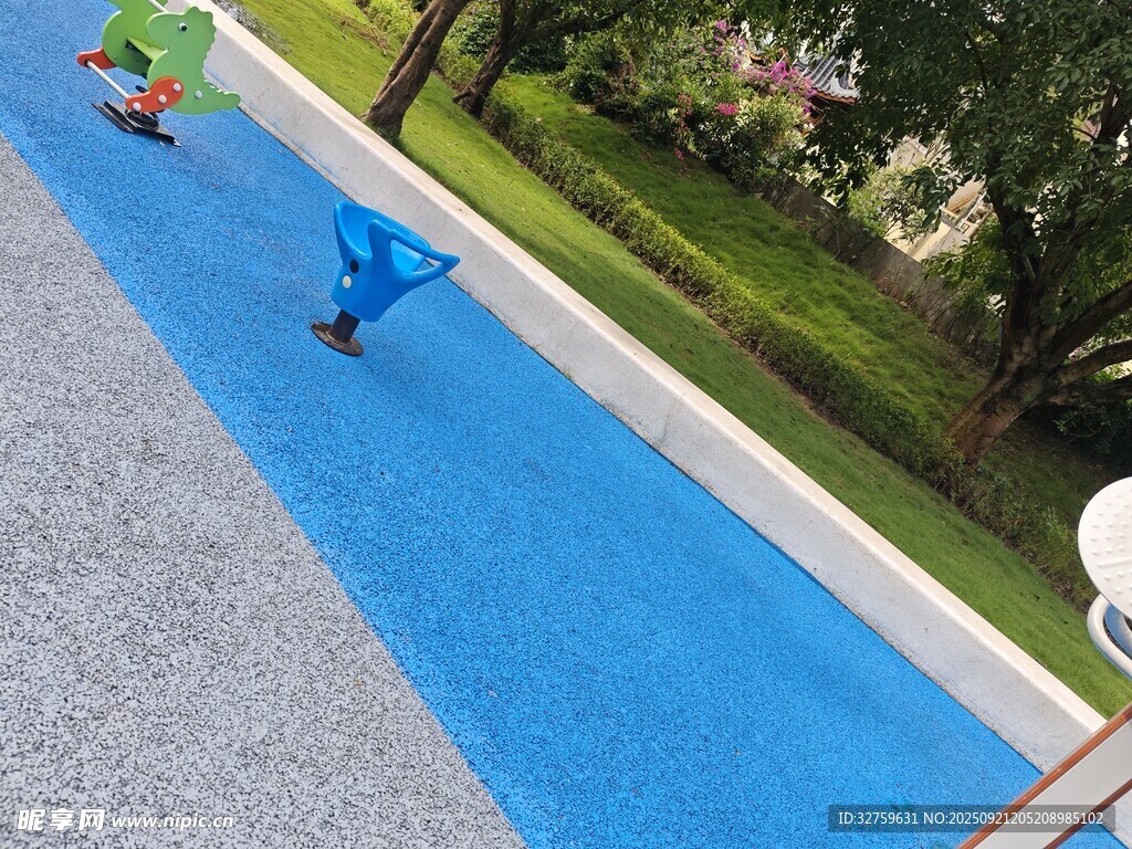戶外藍色兒童游樂場地