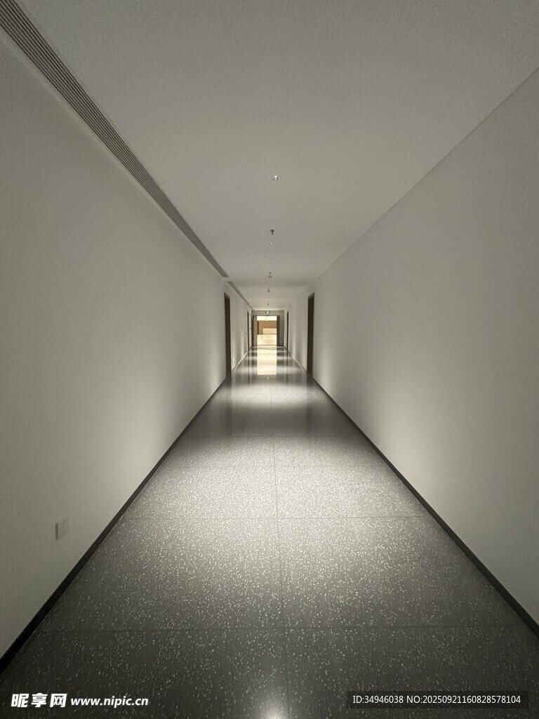 空曠走廊盡頭微光