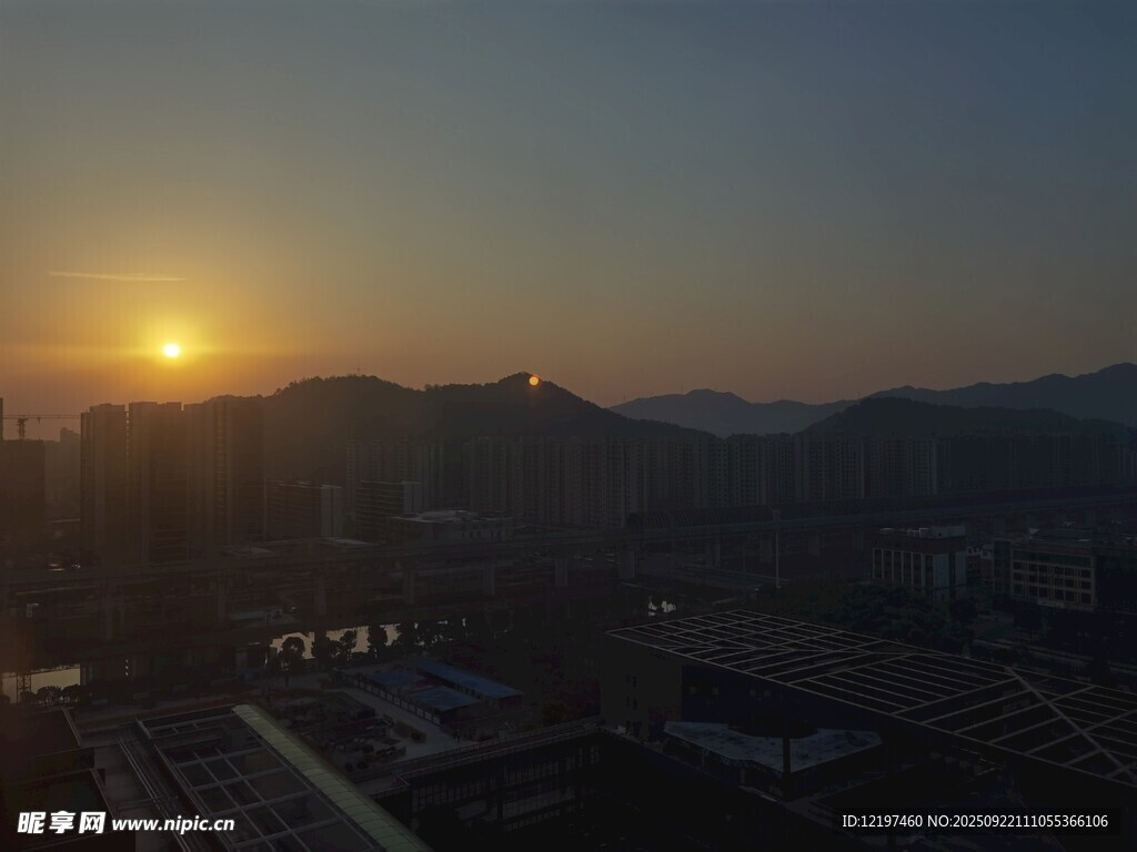 城市日出下的遠山與建筑