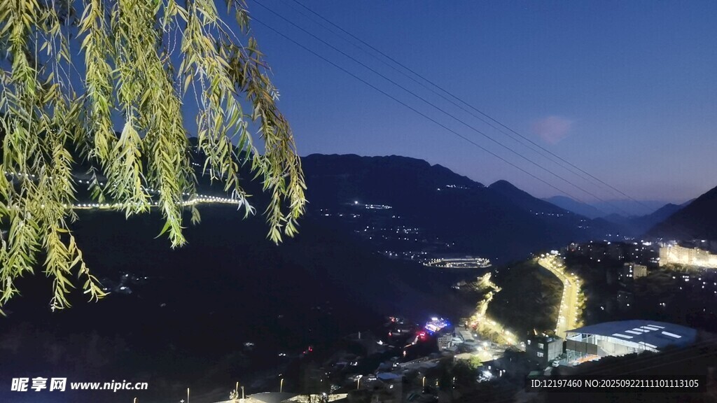 夜幕下的山水與垂柳景觀