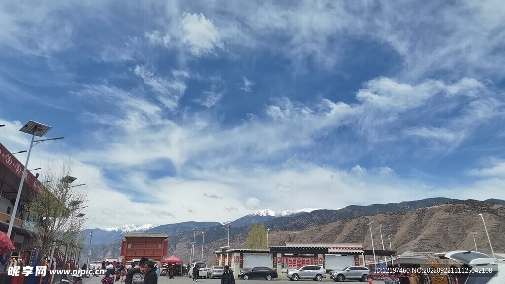 小鎮(zhèn)風(fēng)光藍(lán)天白云下的景致