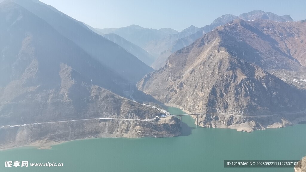 壯麗山水間的碧綠湖泊