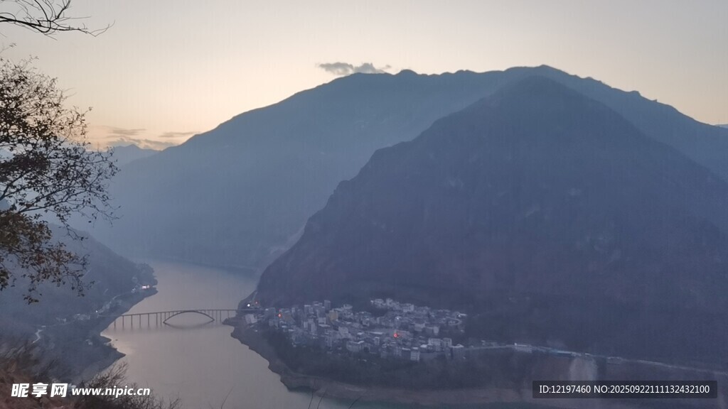 壯麗山河江景圖