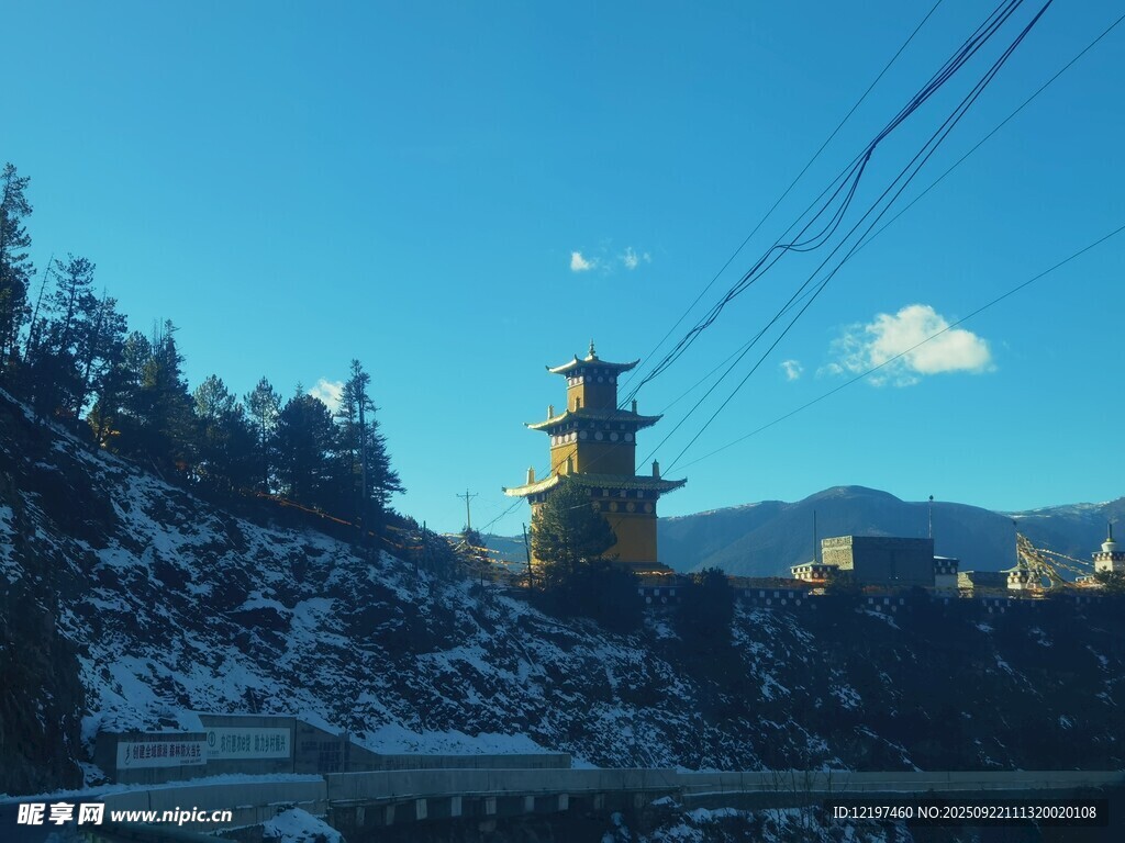 雪山旁的古塔景觀