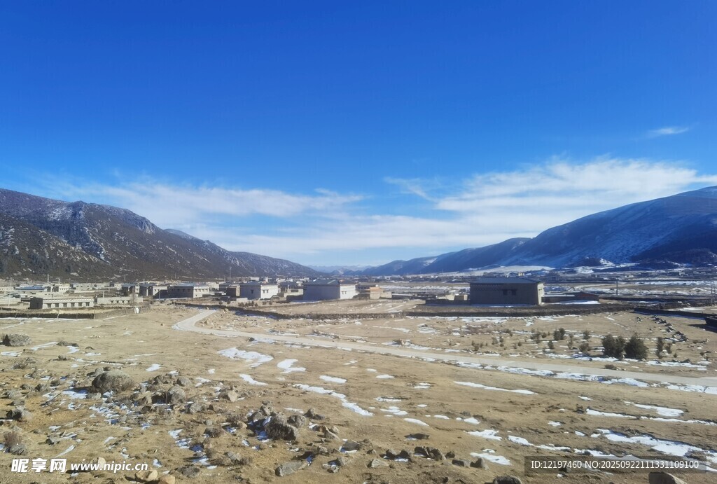 冬日曠野與遠(yuǎn)山風(fēng)景