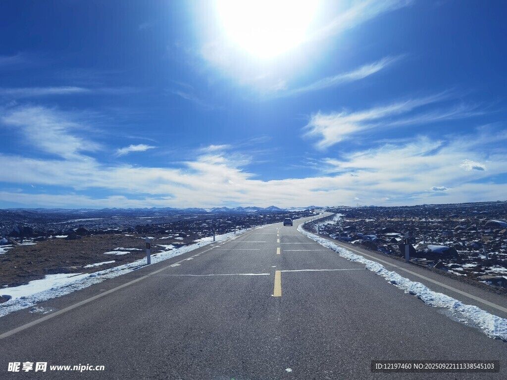 冬日公路藍天暖陽相伴