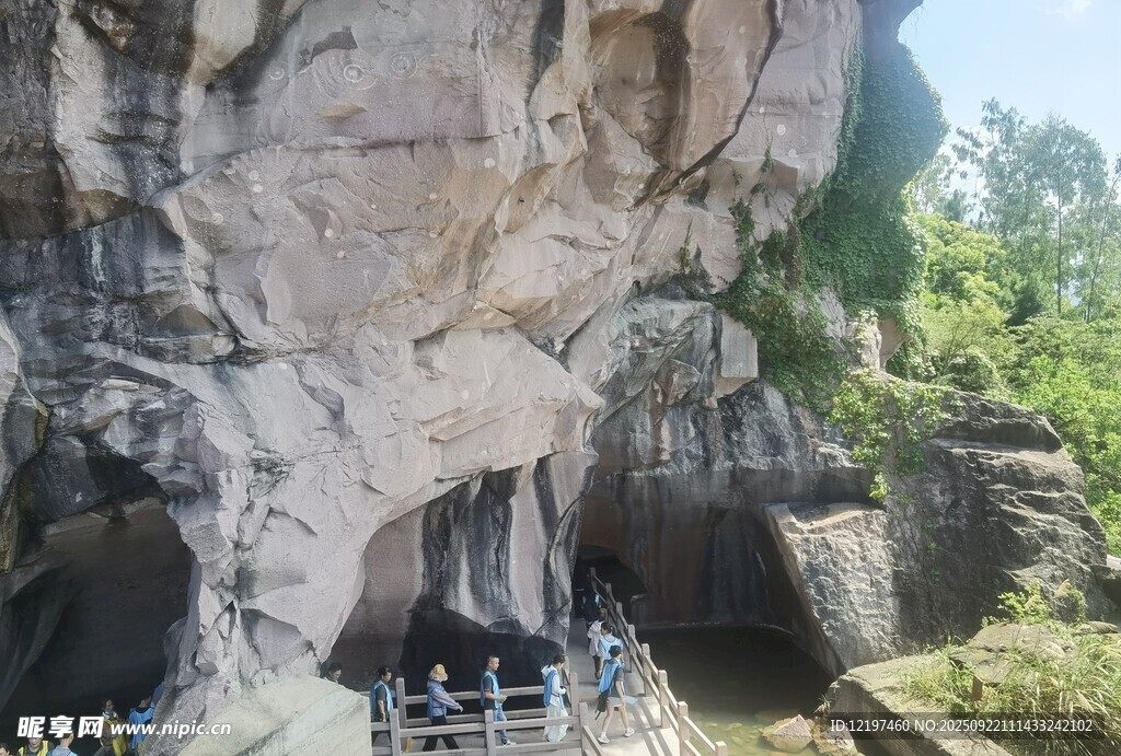 山間巖石洞穴景觀