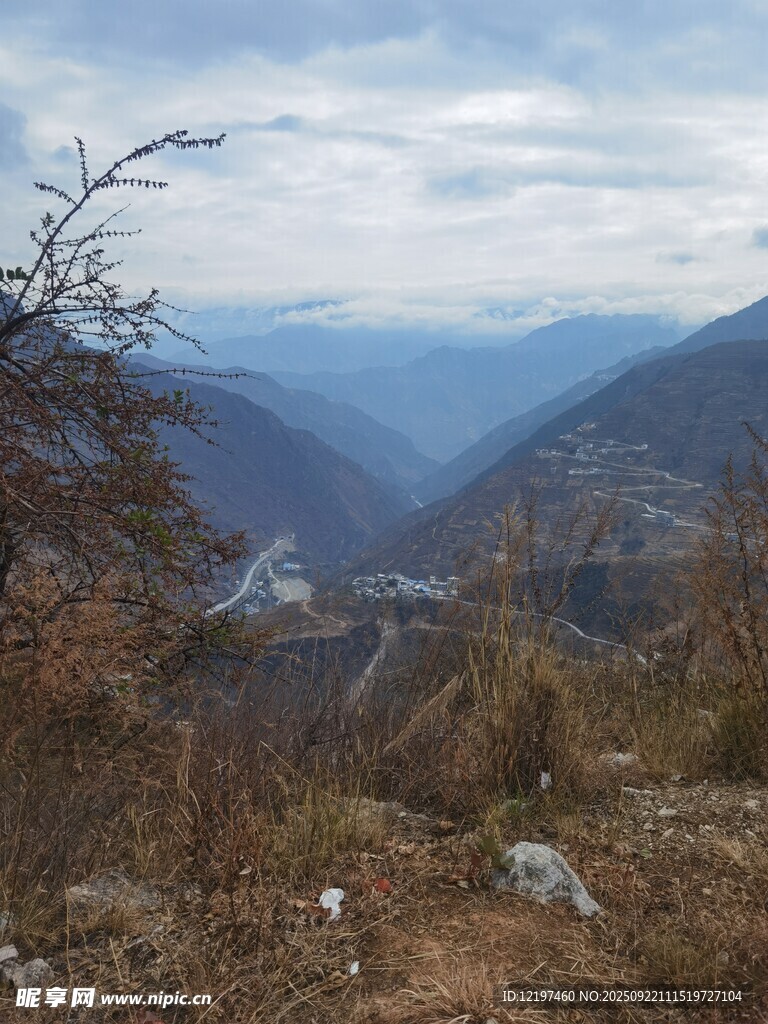 山間景致遠(yuǎn)眺山谷風(fēng)光