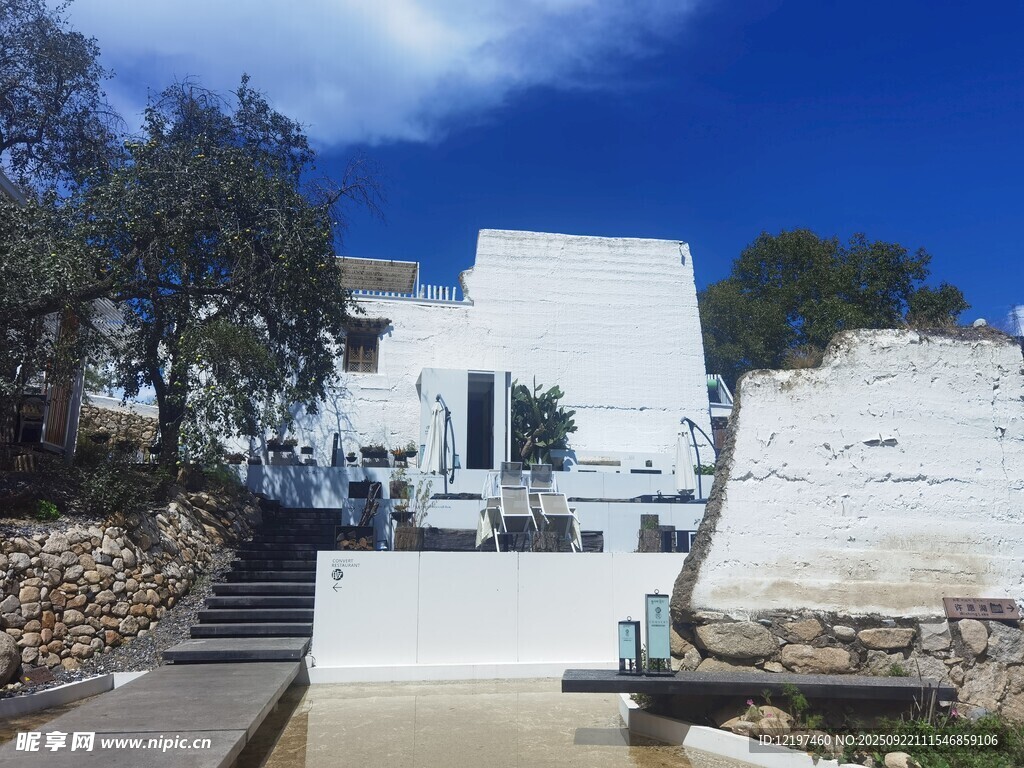 白色建筑的戶外景致
