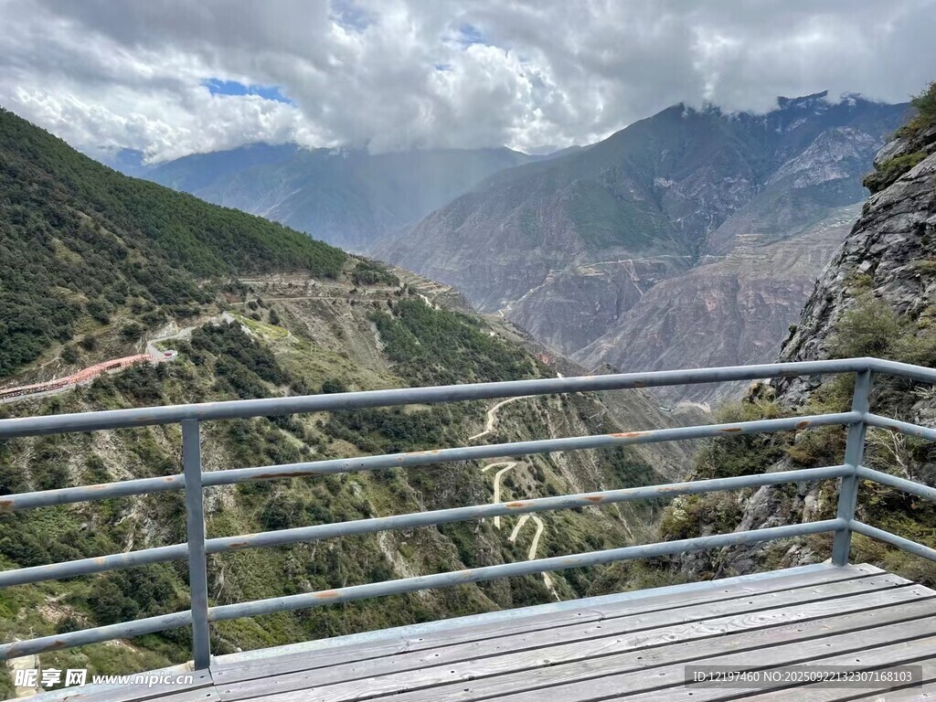 山間觀景臺俯瞰壯麗山景
