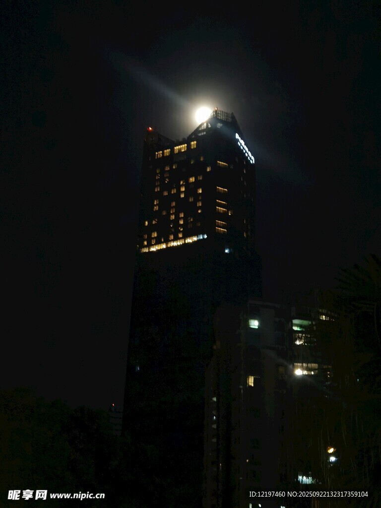 夜空中閃耀的摩天大樓