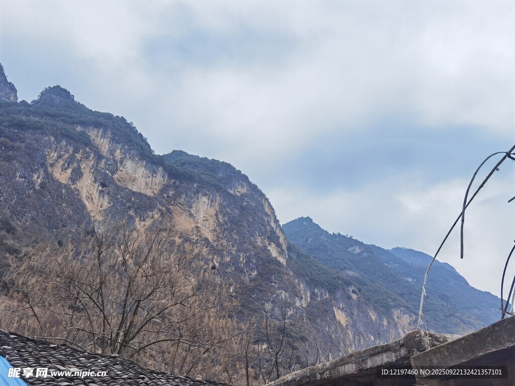 山間景色與帶刺圍欄