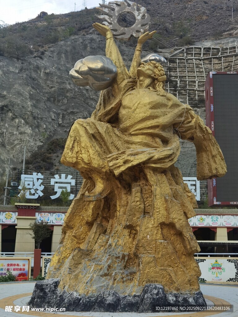 金色飛天雕塑