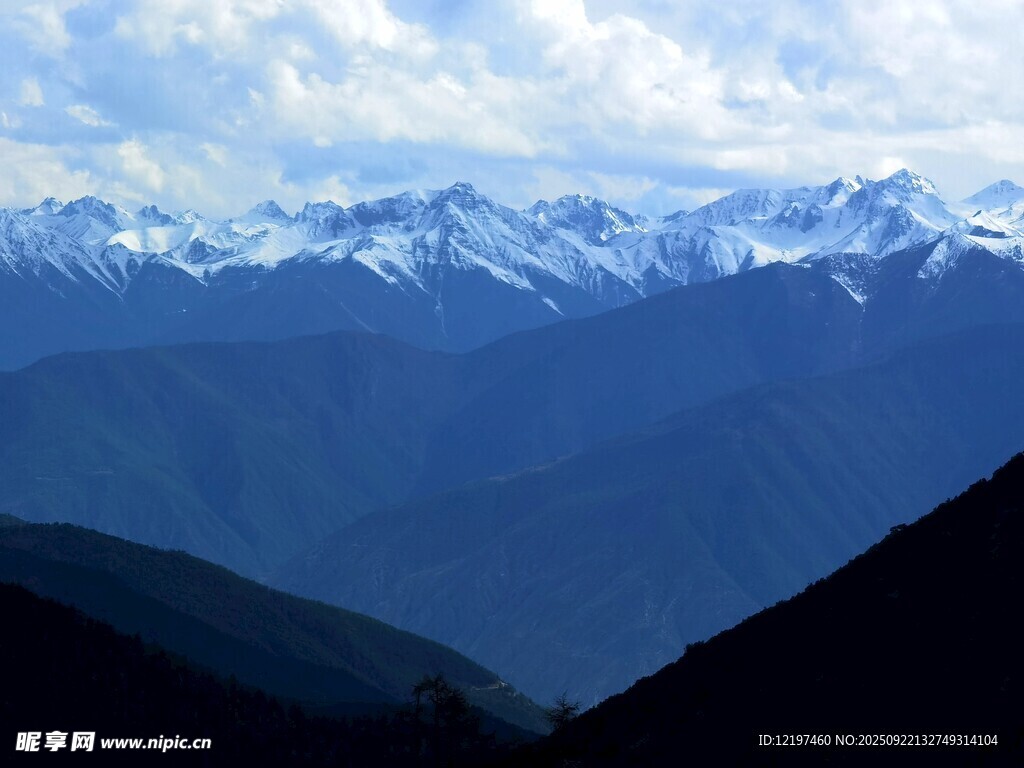 壯麗雪山遠(yuǎn)景
