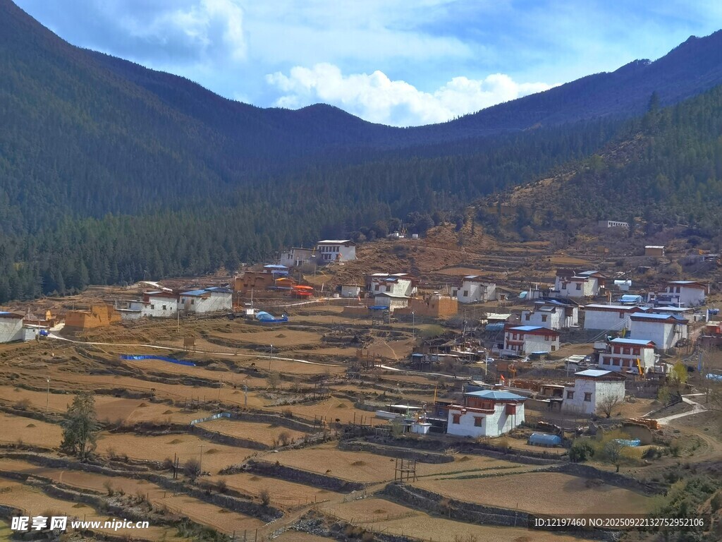 山間村落田園風(fēng)光如畫